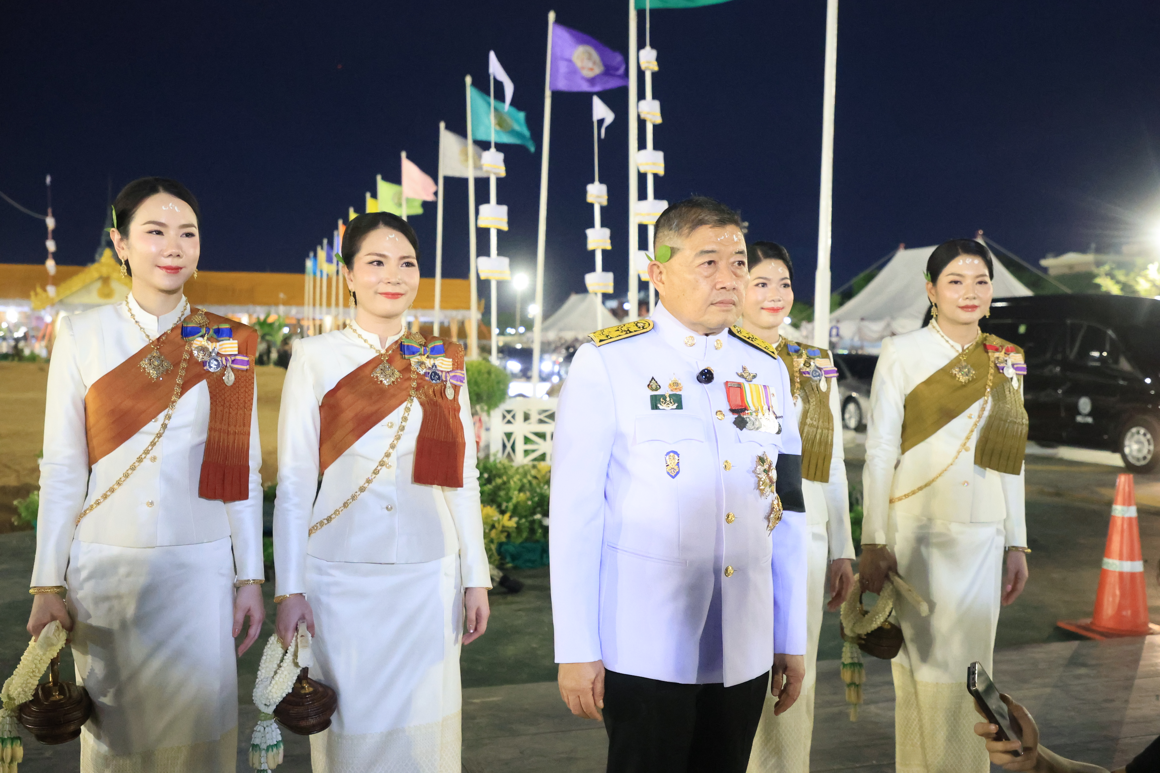 title - ปลัดเกษตรฯ ผู้ทำหน้าที่พระยาแรกนา พร้อมด้วยเทพีคู่หาบทองและเทพีคู่หาบเงิน ทำพิธีล้างมือพระยาแรกนา และเจิมหน้าพระโค